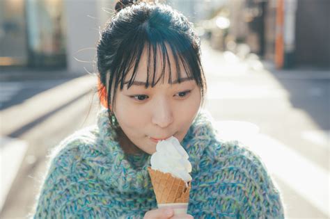 アンゴラ村長、自身初のデジタル写真集で黒のランジェリー姿を。